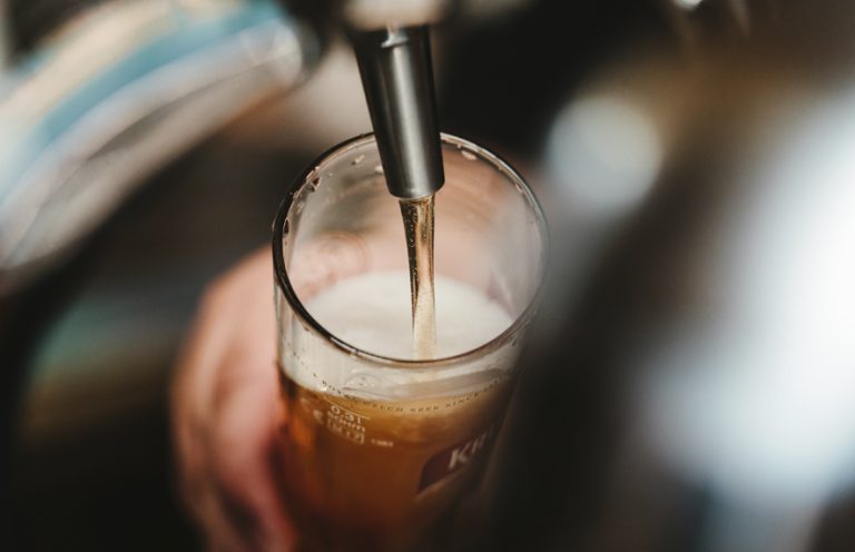 Dolorosa medida en Francia: Se botarán más de 10 millones de litros de cerveza por no consumo