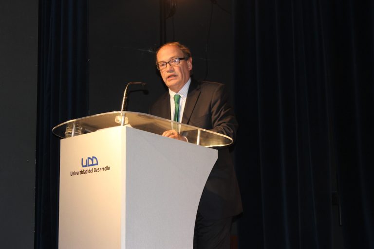 Infectólogo Pablo Vial: “Uno empieza a tener resultados más consistentes después de dos semanas de cuarentena