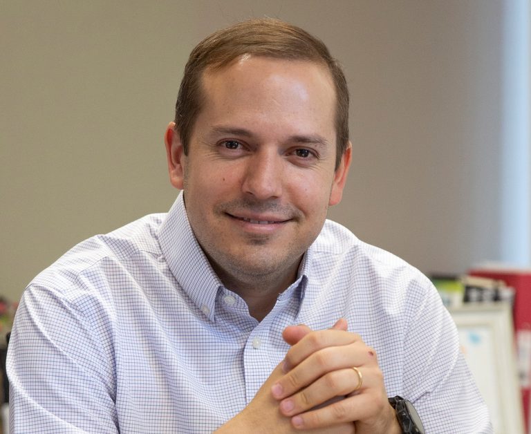 Director de Senama confirmó que primera etapa de vacunación será para adultos mayores de centros cerrados