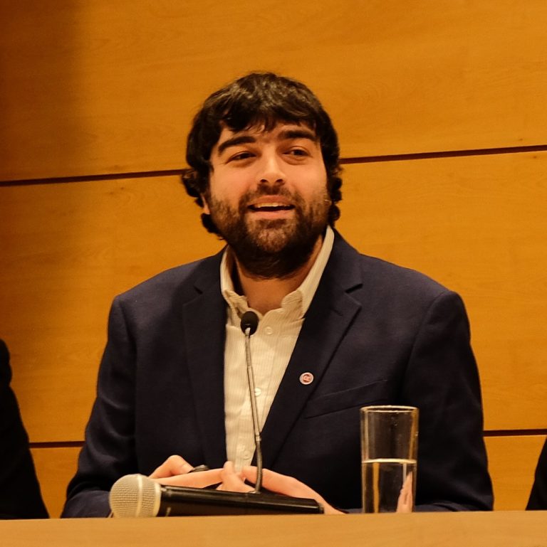 ¿Es prudente dar a conocer datos de los contagiados con coronavirus? Lo conversamos con Pablo Viollier, abogado de Derechos Digitales