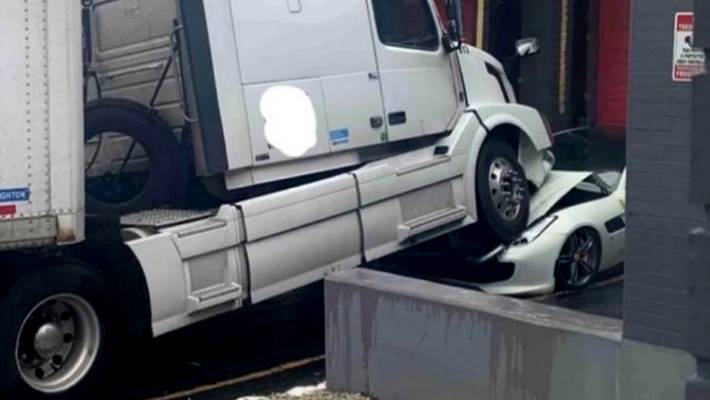 Locura de pandemia: Lo echaron del trabajo y destruyó el Ferrari de su ex jefe con un camión