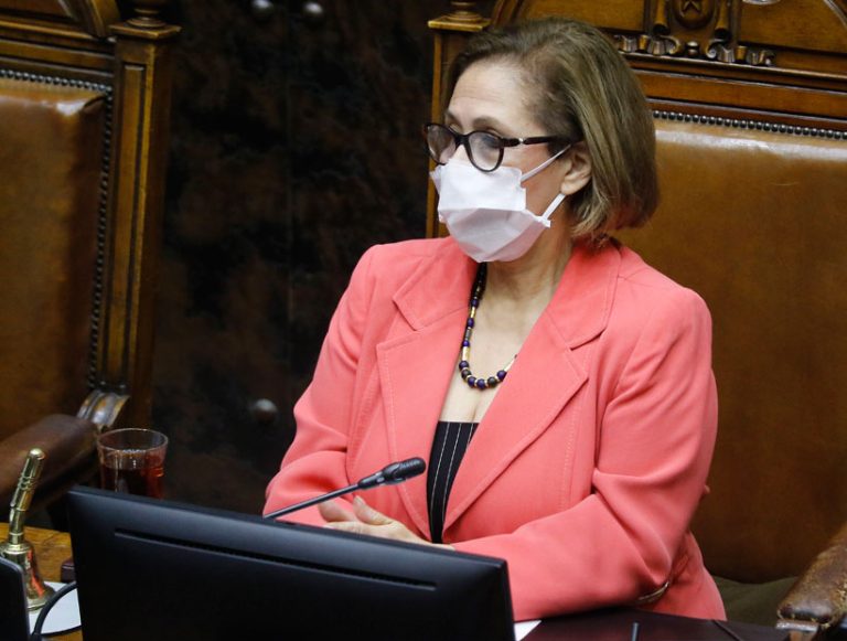 Adriana Muñoz por declaración de sacrilegio con la Constitución: “Esa frase hay que entenderla en el marco del debate”