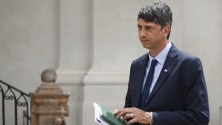 Ministro Couve por llegada de dosis de AstraZeneca: “las ventajas de esta vacuna superan con creces los riesgos que conlleva”.