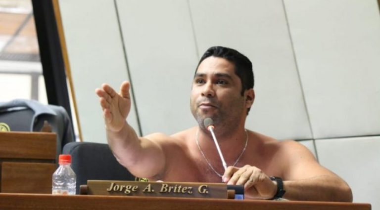 Un debate acalorado: Diputado paraguayo hizo striptease en plena sesión de la Cámara
