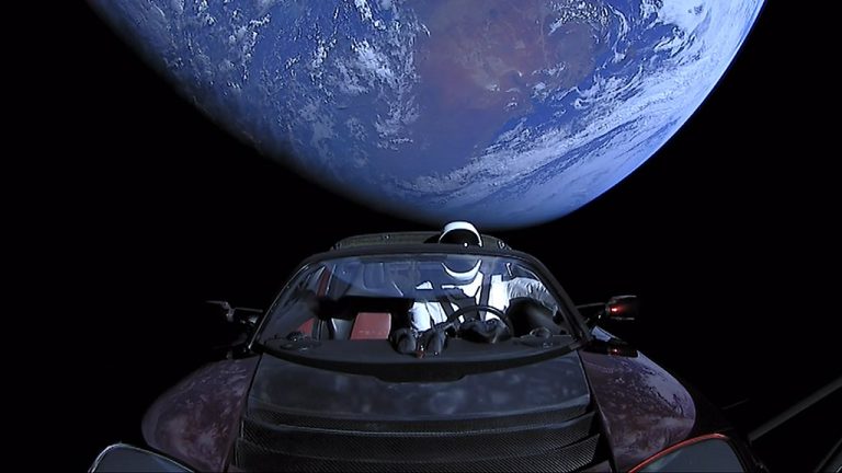 ¿Qué fue del auto conducido por un maniquí enviado al espacio por Elon Musk en 2018?