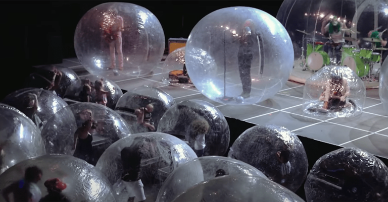 ¿El futuro de los conciertos?: The Flaming Lips hizo un show con los músicos y el público dentro de burbujas plásticas