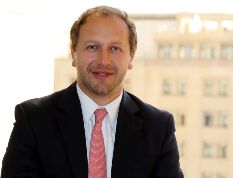 Presidente del CADP propone cambio constitucional y bono que mejore sueldos de ministros tras rebaja hecha