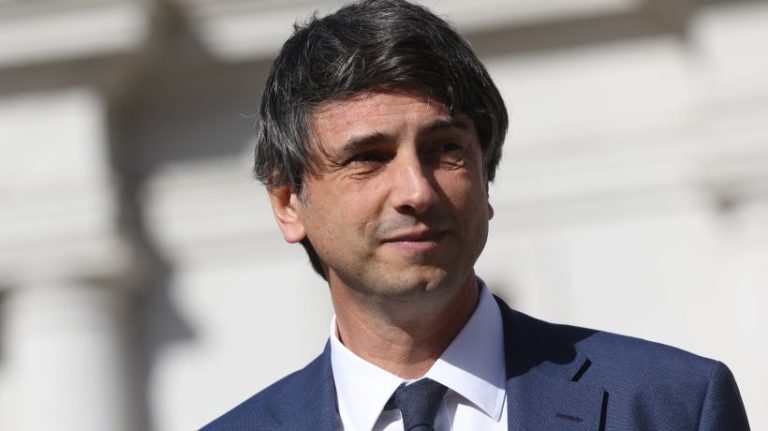 Couve baja expectativas por vacuna COVID-19 y asegura que podría estar en “algo así como en doce, dieciocho meses”