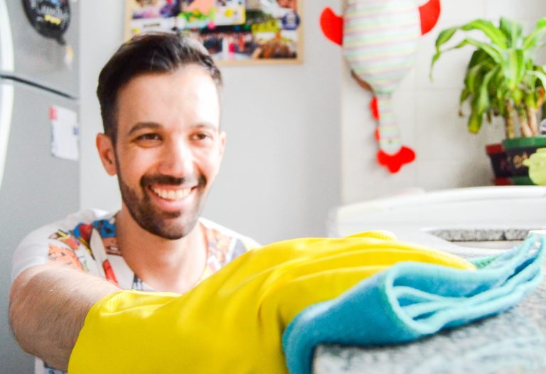 Néstor, el influencer argentino de la limpieza: 