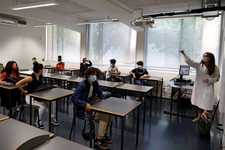 OMS afirma que escuelas no juegan un papel central en la transmisión del coronavirus