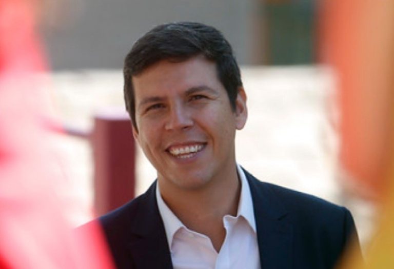 Castro celebra posibilidad de ir a la reelección por Renca: “hoy tenemos una pequeña luz de esperanza”