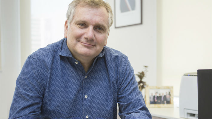 Mario Hamuy astrónomo y autor del libro “El Sol Negro” por eclipse en La Araucanía: “no se repetirá en Chile hasta el 2048”