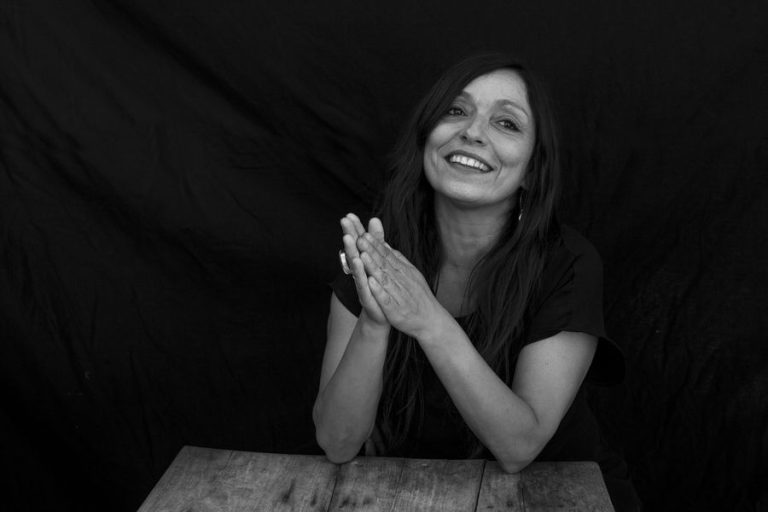 Javiera Parra nos habló de su participación en  festival Fluvial, la nueva Cantata Santa María y los 25 años de Corte en Trámite.