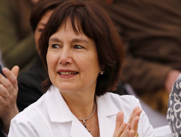 Exministra Castillo responde a Jaime Mañalich y plantea mantener la elección: “yo creo que se puede hacer”