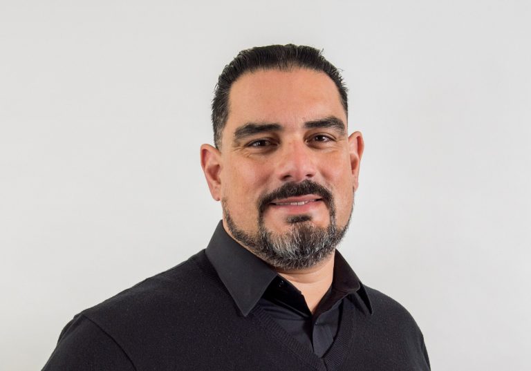 Tomás Pérez Acle nos explicó las razones de por qué no bajan los contagios pese a la vacunación