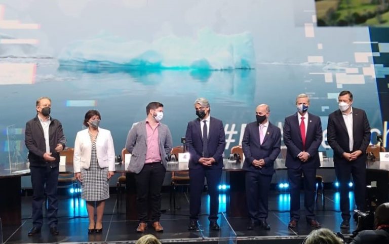 Emplazamientos cruzados marcaron el debate presidencial de la Asociación de Radiodifusores de Chile