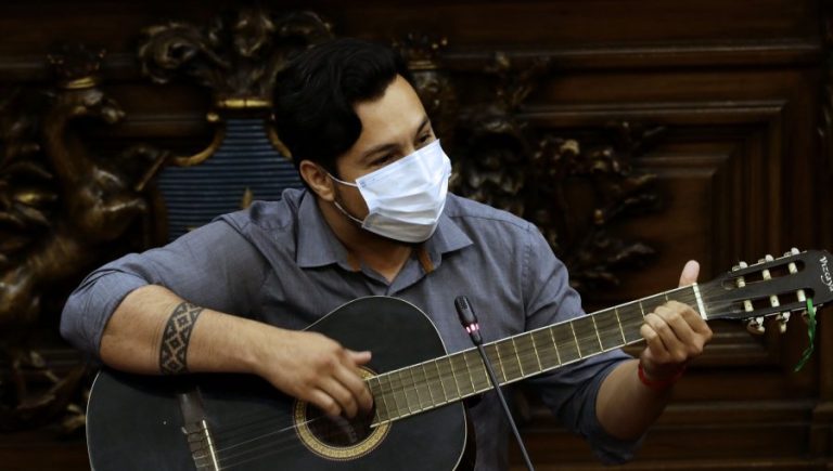 ¿Puede la Convención cambiar la bandera?: Sobre eso y las variopintas perfomances de los constituyentes habló Rodrigo Mayorga en su panel