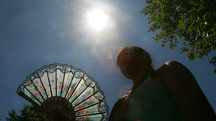 Experta PUC por altas temperaturas: “Si yo dejo de tomar agua a las 4 de la tarde, con 35º, estoy poniendo en riesgo mi salud”