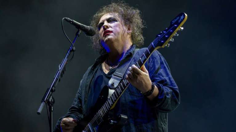 The Cure solidariza con Ucrania y dona ventas de poleras a agencia de la ONU