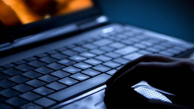 Sebastián Guevara, el estudiante que descubrió descargas ilegales en el Ministerio de Hacienda