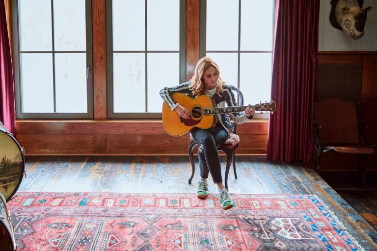 Sheryl Crow anuncia nuevo álbum “Evolution” y comparte el single “Alarm Clock”