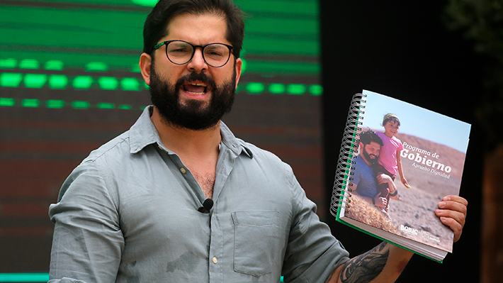 Panel Político analiza el avance de la agenda presidencial de Boric, su viaje a norteamérica y la aprobación en las encuestas