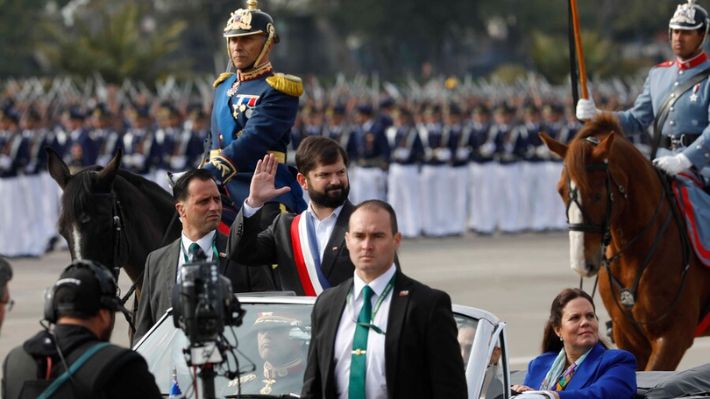 Panel político de Universo al día comenta la primera Parada Militar del Presidente Gabriel Boric