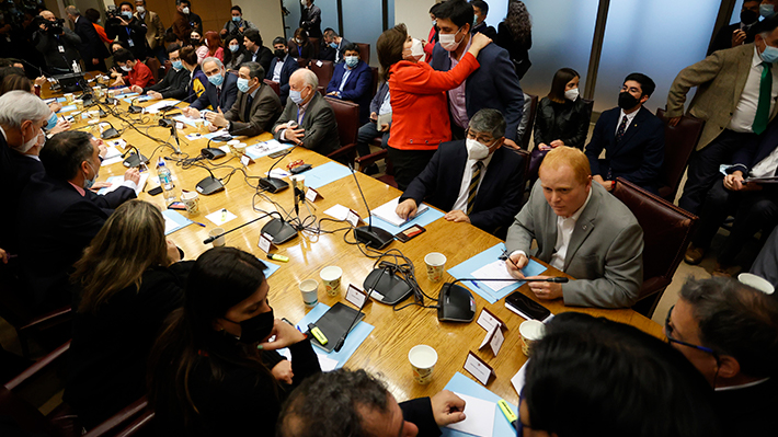 Panel político debate entorno a los diálogos constituyentes y el acuerdo transnacional TPP-11