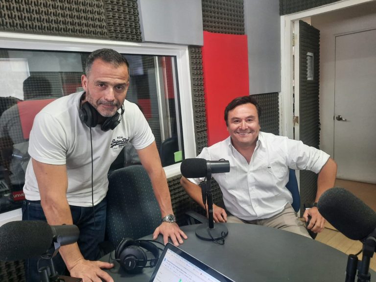 Arturo Aguilar da detalles de las becas sociales de ingles que ofrece Talk Chile