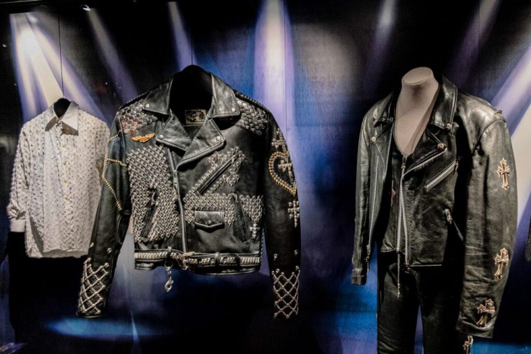 El estilo icónico de Billy Idol ya aterrizó en el Museo de la Moda