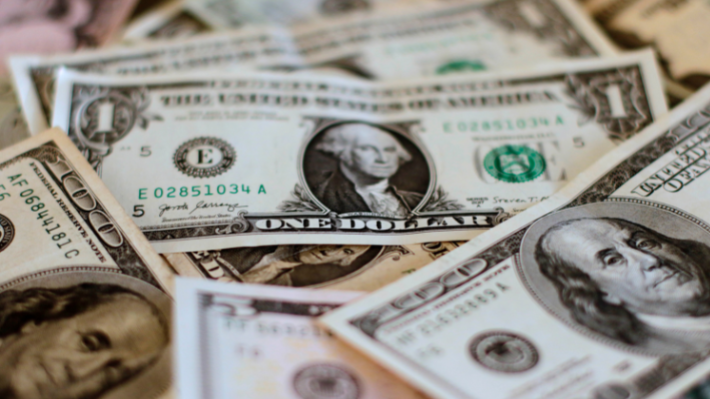 El economista Alejandro Urzúa se refiere a la caída del dólar y el endeudamiento en los chilenos