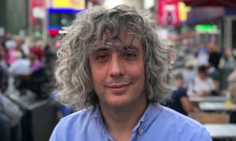 Chascas Valenzuela y su libro 