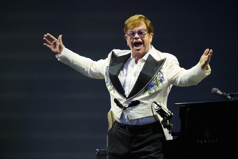 Elton John tampoco estará en la coronación de Carlos III