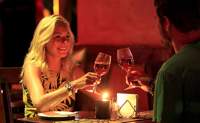 Not Tinder: El emprendimiento que reúne a personas compatibles en fiestas, cenas y talleres