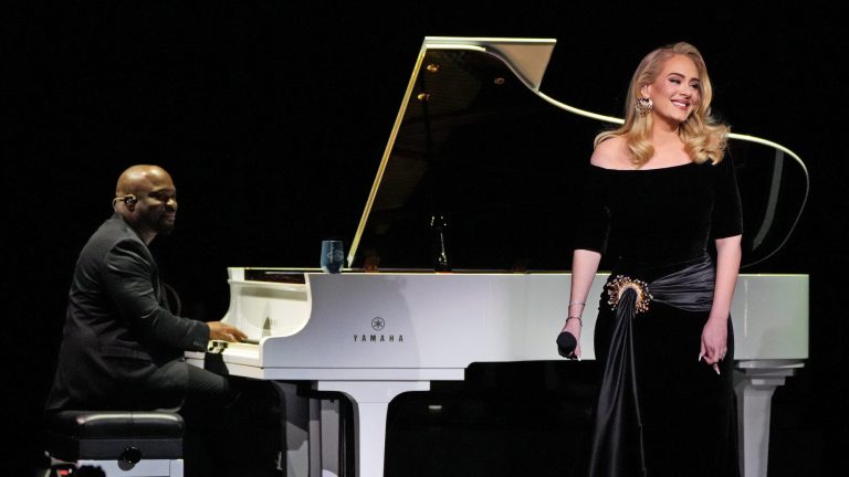 Adele encara a fan durante concierto por insultar a la comunidad LGBT: 