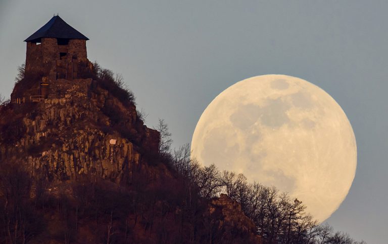 Luna Rosa: ¿A qué hora y cómo ver este fenómeno desde Chile?