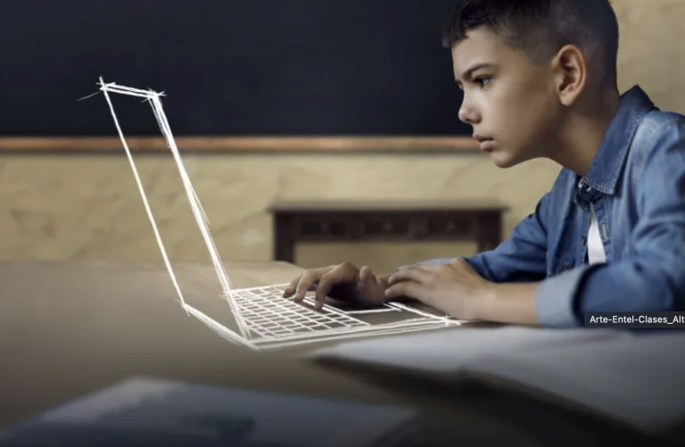 ¿Cómo avanzar en cerrar las brechas digitales? Lo conversamos con Claudio Anabalón, director de Asuntos Públicos de Entel