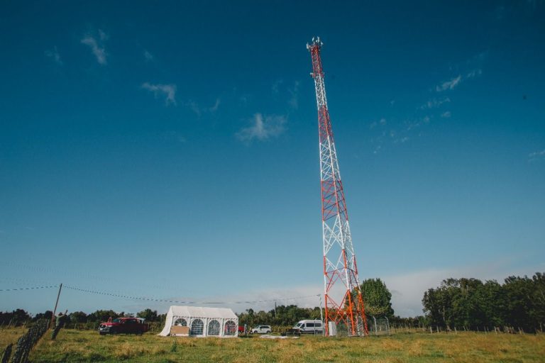 Valeria Andía, gerente de WOM nos cuenta del programa para conectar 100 escuelas rurales