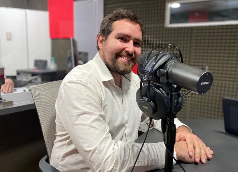 ¿Cómo dejar de gastar de más? Conversamos con Francisco Ackermann, autor del libro “con Peras y Finanzas”