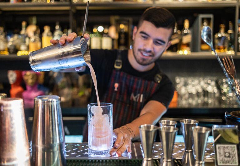 Esto es Vida: La irresistible coctelería de autor de Mía Bar, en Avenida Vitacura