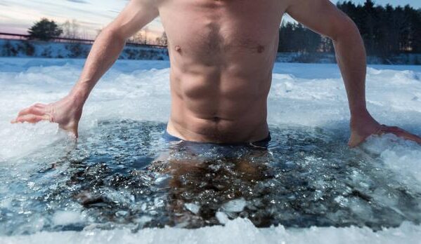 Los beneficios de bañarse en agua con hielo: Conversamos sobre esta tendencia con Alan Earle