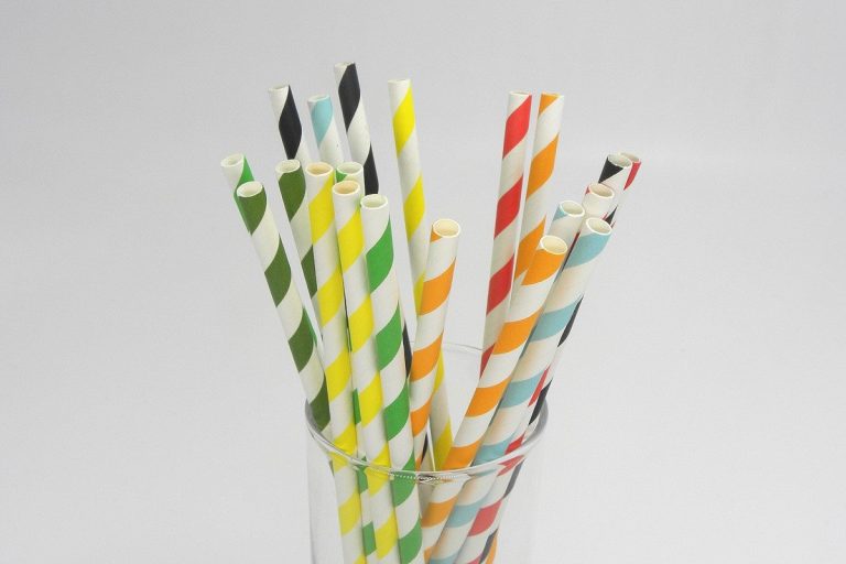 UNIVERSO RENOVABLE: Estudio señala que las bombillas de papel no son ecológicas y que contienen químicos nocivos para la salud