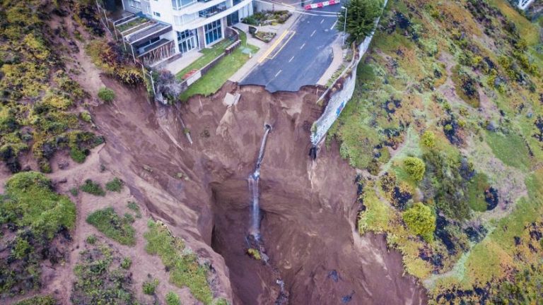Raúl Cordero crítica vínculo realizado por MOP por socavones y cambio climático: 