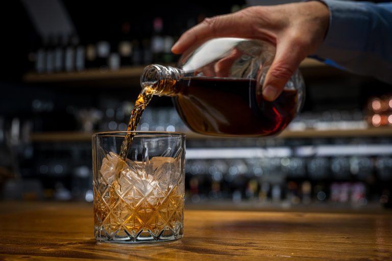 Ideas Gratis: El proceso tras el primer whisky sustentable creado por científicos chilenos