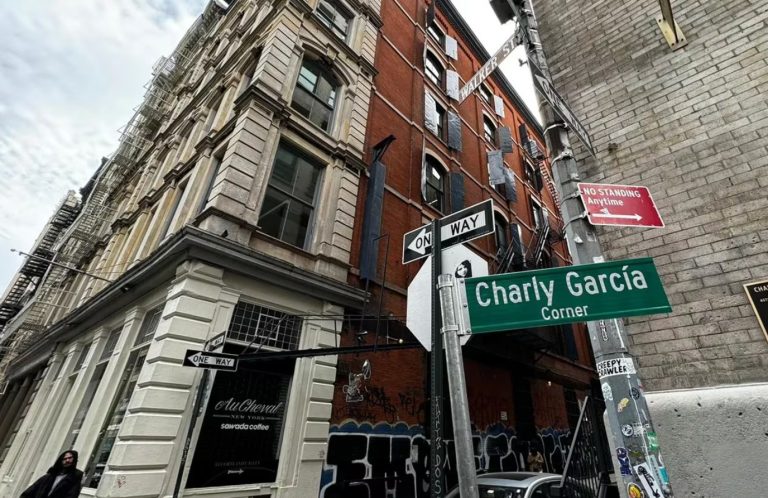Charly García ya tiene su propia esquina en Nueva York: Rodrigo Álvarez repasó la historia y relevancia del álbum Clics Modernos
