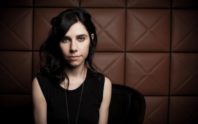 PJ Harvey repasó su último disco en un íntimo concierto para Tiny Desk