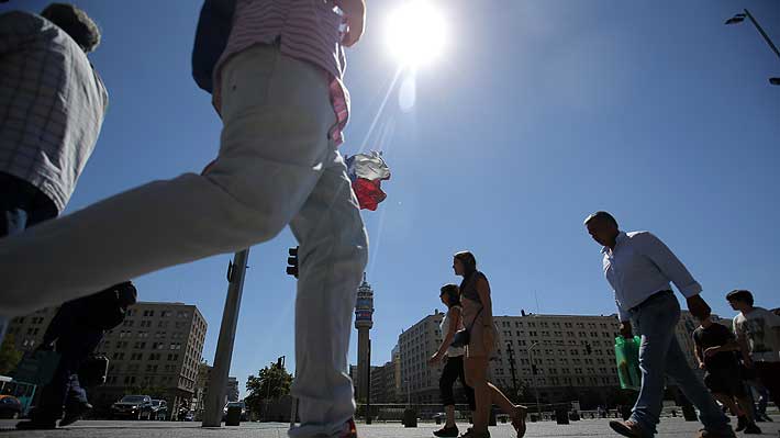 Dermatóloga Carla Muñoz advierte que frente a altas temperaturas hay que evitar tomar sol