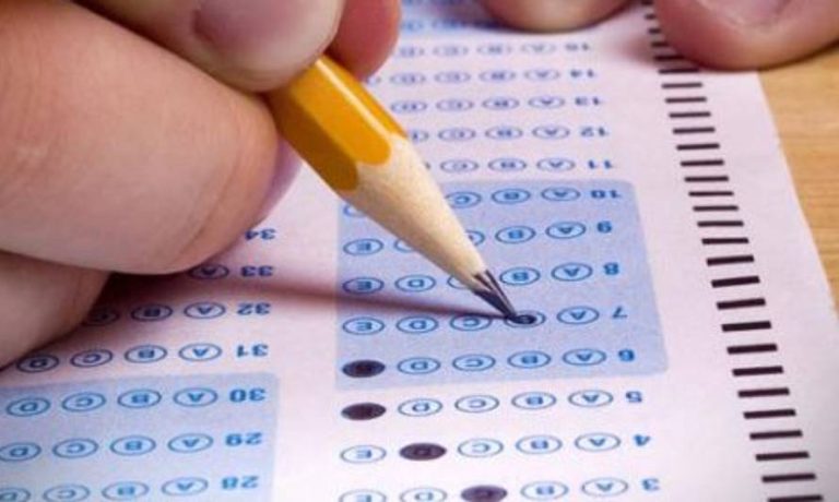 Brechas en el Simce 2023: Avance de hombres en matemáticas supera el de mujeres