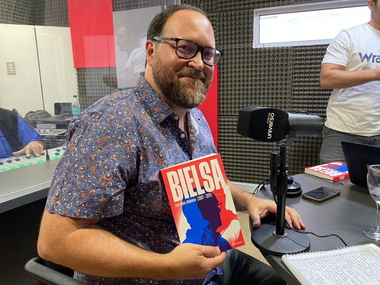 Bielsa los años chilenos: El libro que nos cuenta por qué un argentino marcó tanto el fútbol chileno