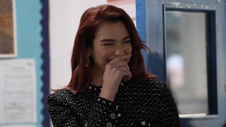 Dua Lipa sorprende a alumnos de sexto básico en visita sorpresa a su antiguo colegio